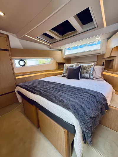 La Vida Boca Yacht Photos Pics Luxurious 2019 Sealine F430 yacht bedroom with modern design and cozy bedding.