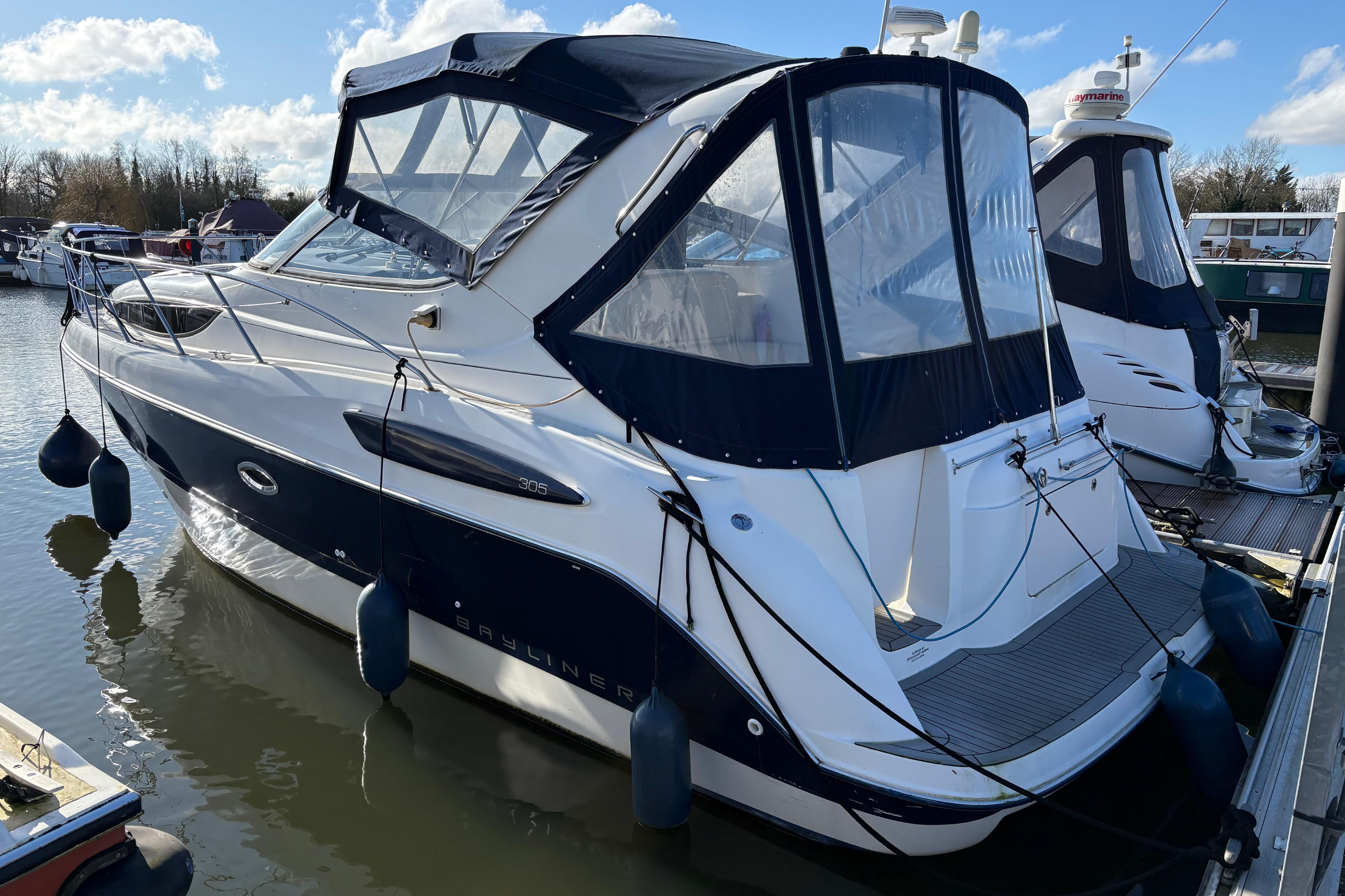 2005 Bayliner 305