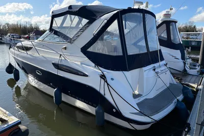 2005 Bayliner 305
