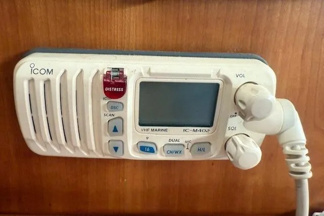 Midnight Yacht Photos Pics Icom VHF Marine Radio IC-M402 on Sabre 386, 2005 model, with distress button.