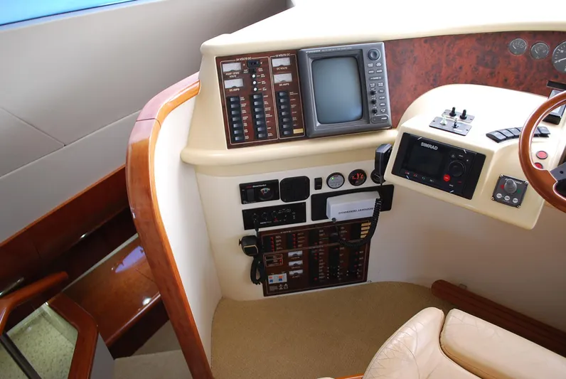 No Name Yacht Photos Pics Control panel of a 2000 Fairline Squadron yacht, featuring navigation and communication equipment.