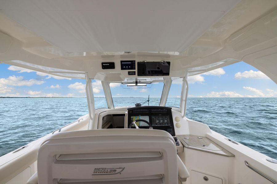 2020 Boston Whaler 350 Realm
