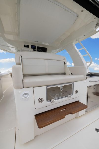 2020 Boston Whaler 350 Realm