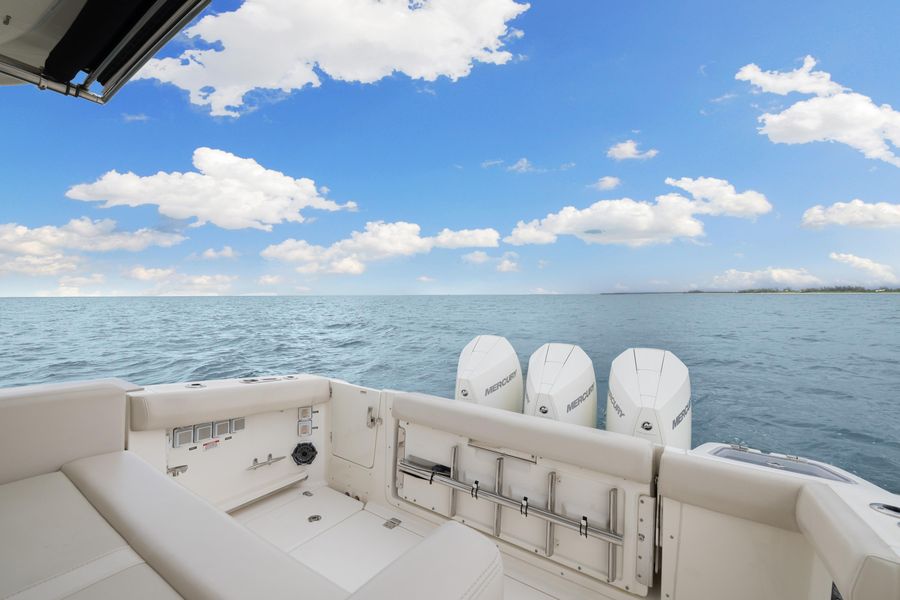 2020 Boston Whaler 350 Realm