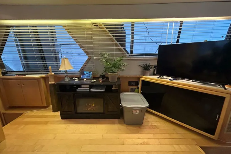 Contentment Yacht Photos Pics Interior of 1995 Carver 440 Aft Cabin Motor Yacht with TV, plants, and decor.