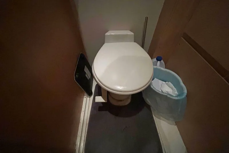 Contentment Yacht Photos Pics Toilet area in 1995 Carver 440 Aft Cabin Motor Yacht bathroom.