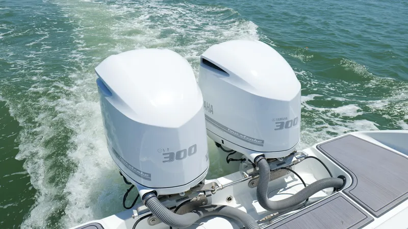  Yacht Photos Pics Twin Yamaha 300 engines on a 2016 Yellowfin 32 Offshore boat in motion.