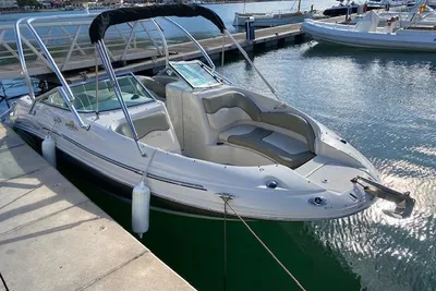 2005 Sea Ray 220 Sundeck
