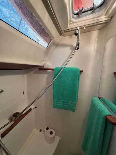 Yacht Photos Pics Bathroom of 2002 Jeanneau Sun Odyssey 40 sailboat with teal towels and shower.