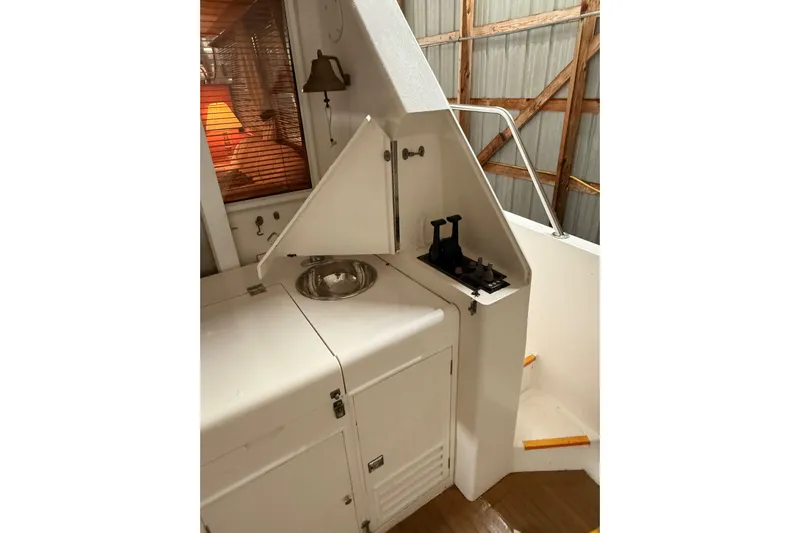 Bonnie Jean Yacht Photos Pics 1998 Ocean Alexander Pilothouse Model 584 interior with sink and control panel.