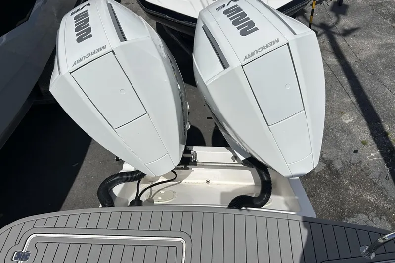 Lr280 Yacht Photos Pics 2024 L'acqua Royale LR280 GRAN CABRIO with dual Mercury outboard engines, top view.