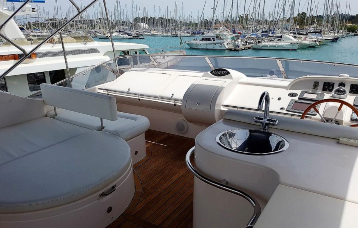 2010 Majesty 66 