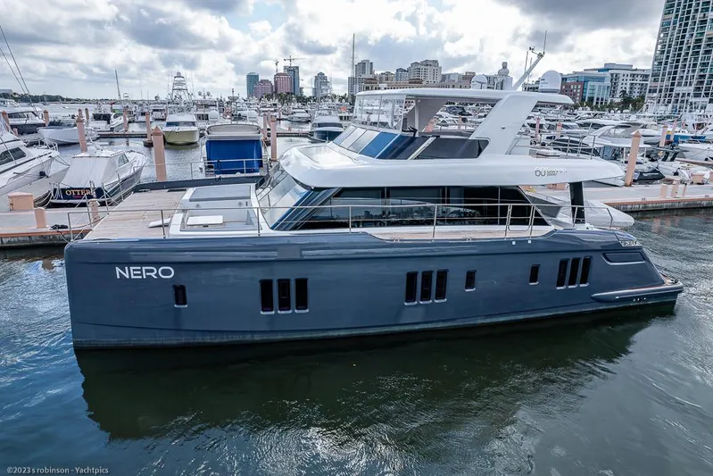 Nero Yacht Photos Pics Sunreef 60 NERO- Profile