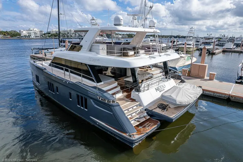 Nero Yacht Photos Pics Sunreef 60 NERO- Profile