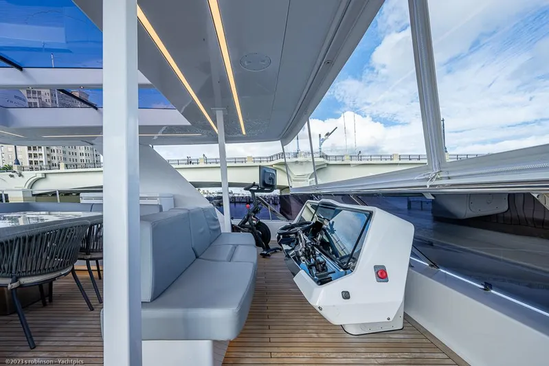 Nero Yacht Photos Pics Sunreef 60 NERO- Helm