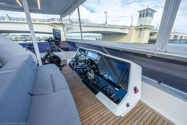 Nero Yacht Photos Pics Sunreef 60 NERO- Helm