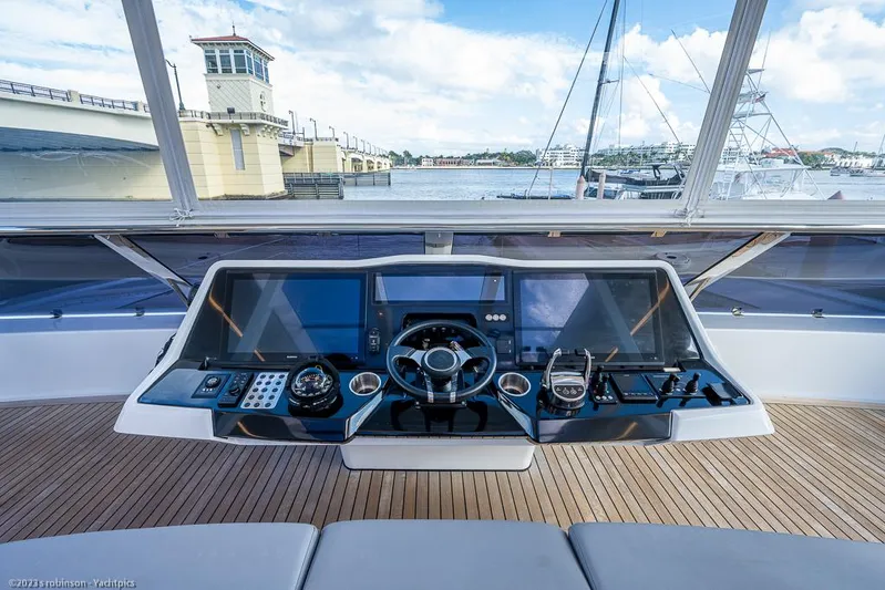 Nero Yacht Photos Pics Sunreef 60 NERO- Helm