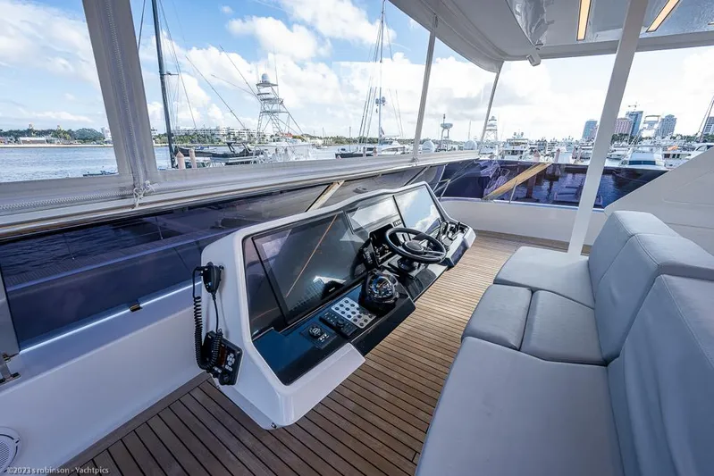 Nero Yacht Photos Pics Sunreef 60 NERO- Helm