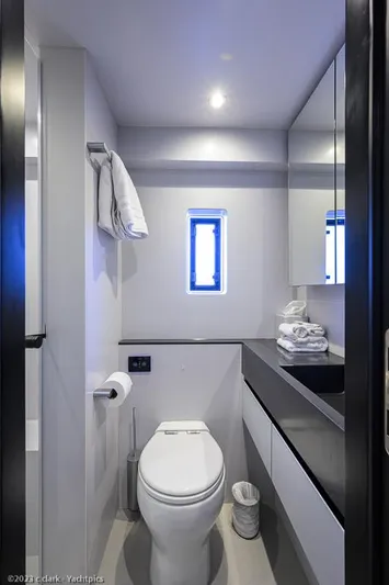 Nero Yacht Photos Pics Sunreef 60 NERO- Head