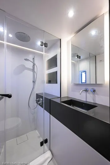 Nero Yacht Photos Pics Sunreef 60 NERO- Head