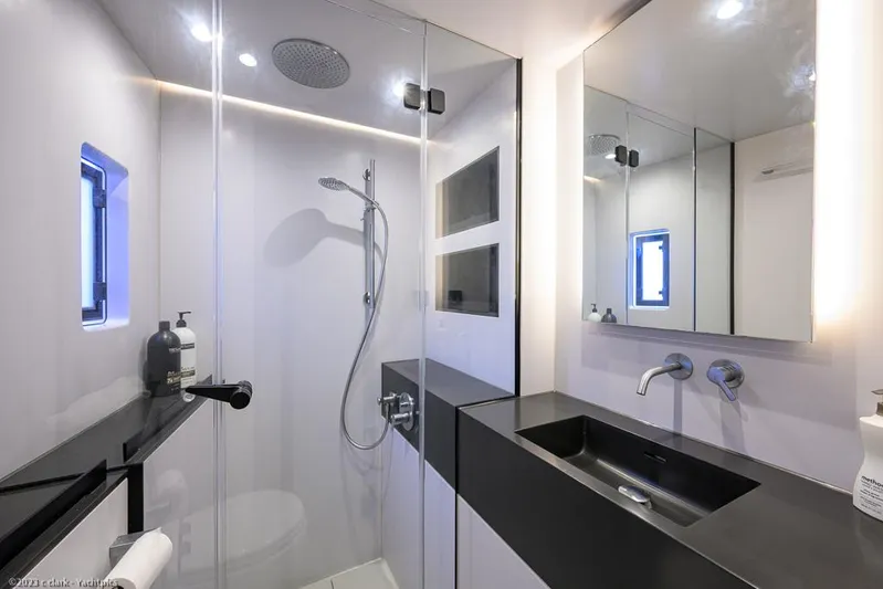 Nero Yacht Photos Pics Sunreef 60 NERO- Head