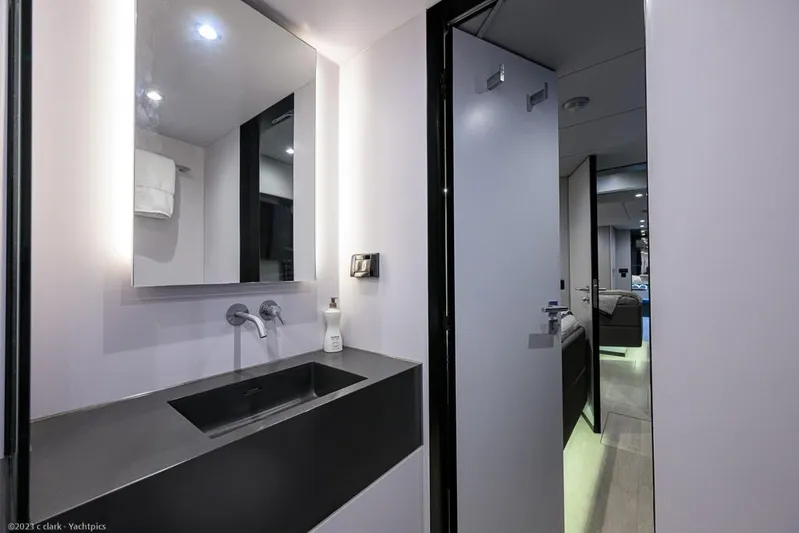 Nero Yacht Photos Pics Sunreef 60 NERO- Head