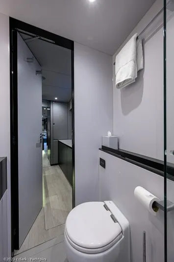 Nero Yacht Photos Pics Sunreef 60 NERO- Head