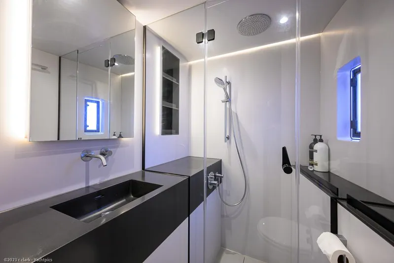 Nero Yacht Photos Pics Sunreef 60 NERO- Head