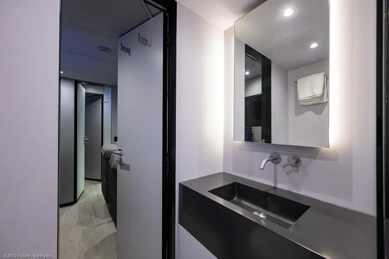 Nero Yacht Photos Pics Sunreef 60 NERO- Head