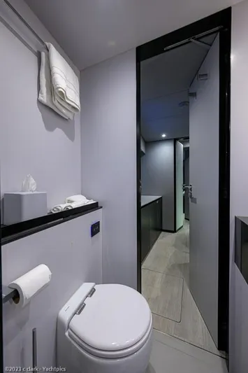 Nero Yacht Photos Pics Sunreef 60 NERO- Head