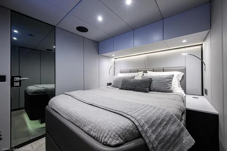 Nero Yacht Photos Pics Sunreef 60 NERO- Mid Starboard Guest Cabin