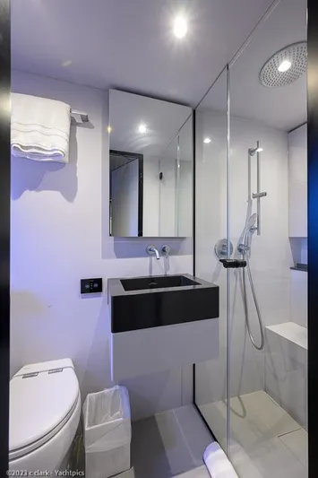 Nero Yacht Photos Pics Sunreef 60 NERO- Head