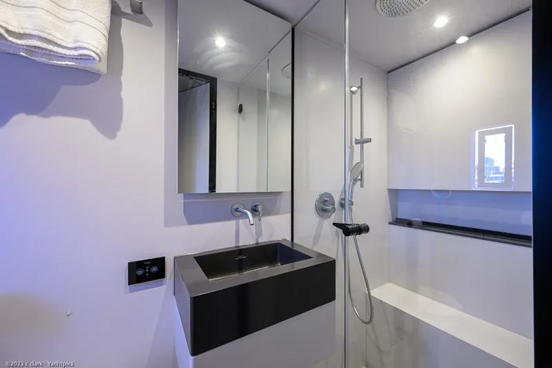 Nero Yacht Photos Pics Sunreef 60 NERO- Head