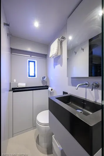 Nero Yacht Photos Pics Sunreef 60 NERO- Head