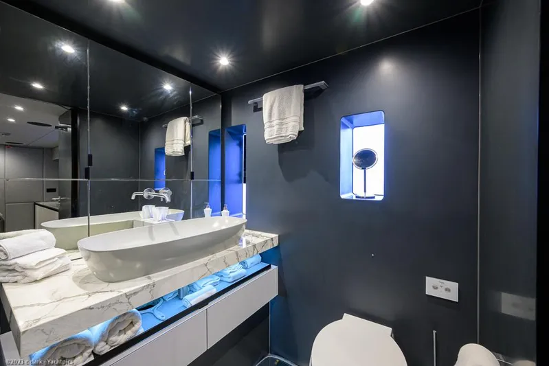 Nero Yacht Photos Pics Sunreef 60 NERO- Port Master Cabin Head