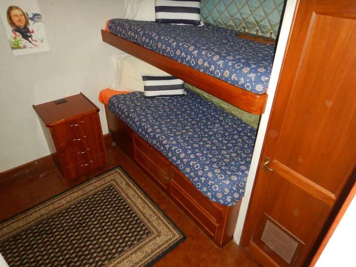  Yacht Photos Pics Cozy cabin with bunk beds in 1990 Ocean Yachts 56 CPMY.