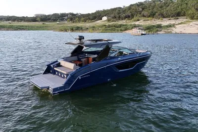 Cruisers Yachts 38 GLS I/O
