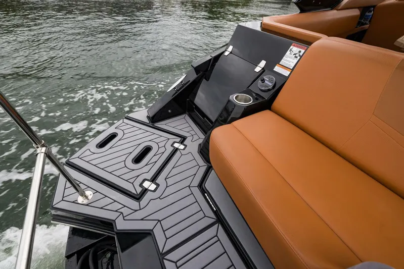 Sasea Sandy Yacht Photos Pics 2020 Cruisers Yachts 338 South Beach Edition - Image 8