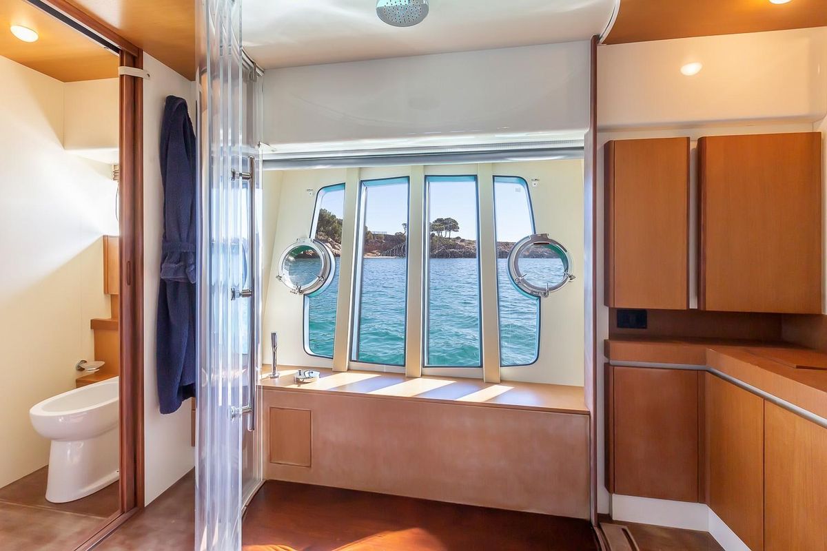 2005 Ferretti Yachts 74 