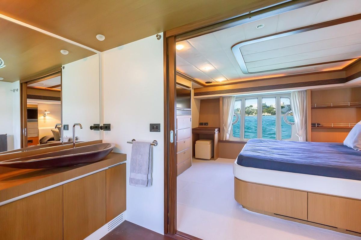 2005 Ferretti Yachts 74 