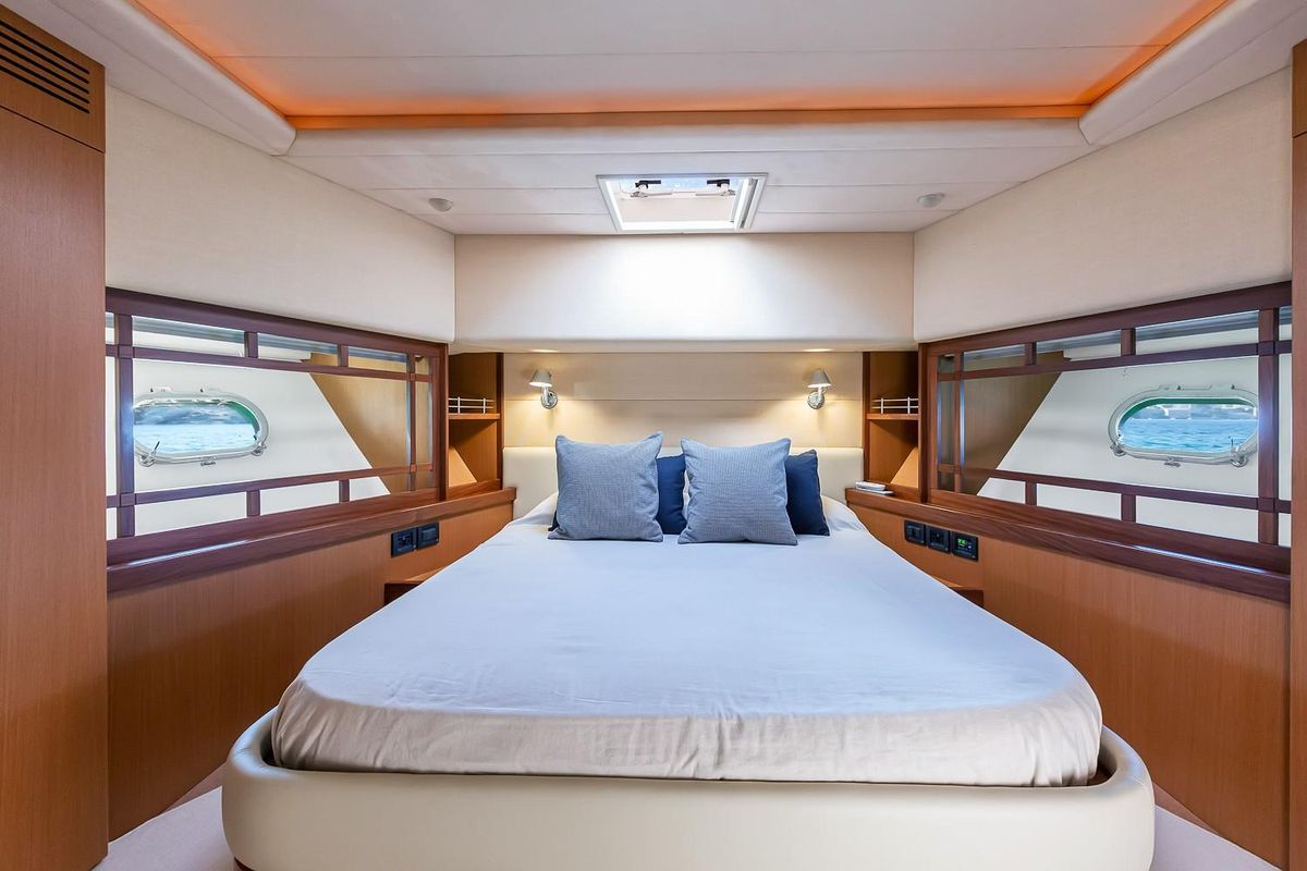 2005 Ferretti Yachts 74 