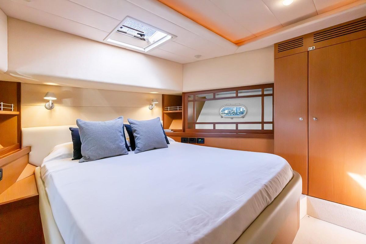 2005 Ferretti Yachts 74 