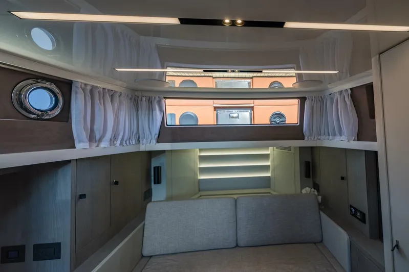 Bella Yacht Photos Pics 2022 Cranchi A46 - Image 33