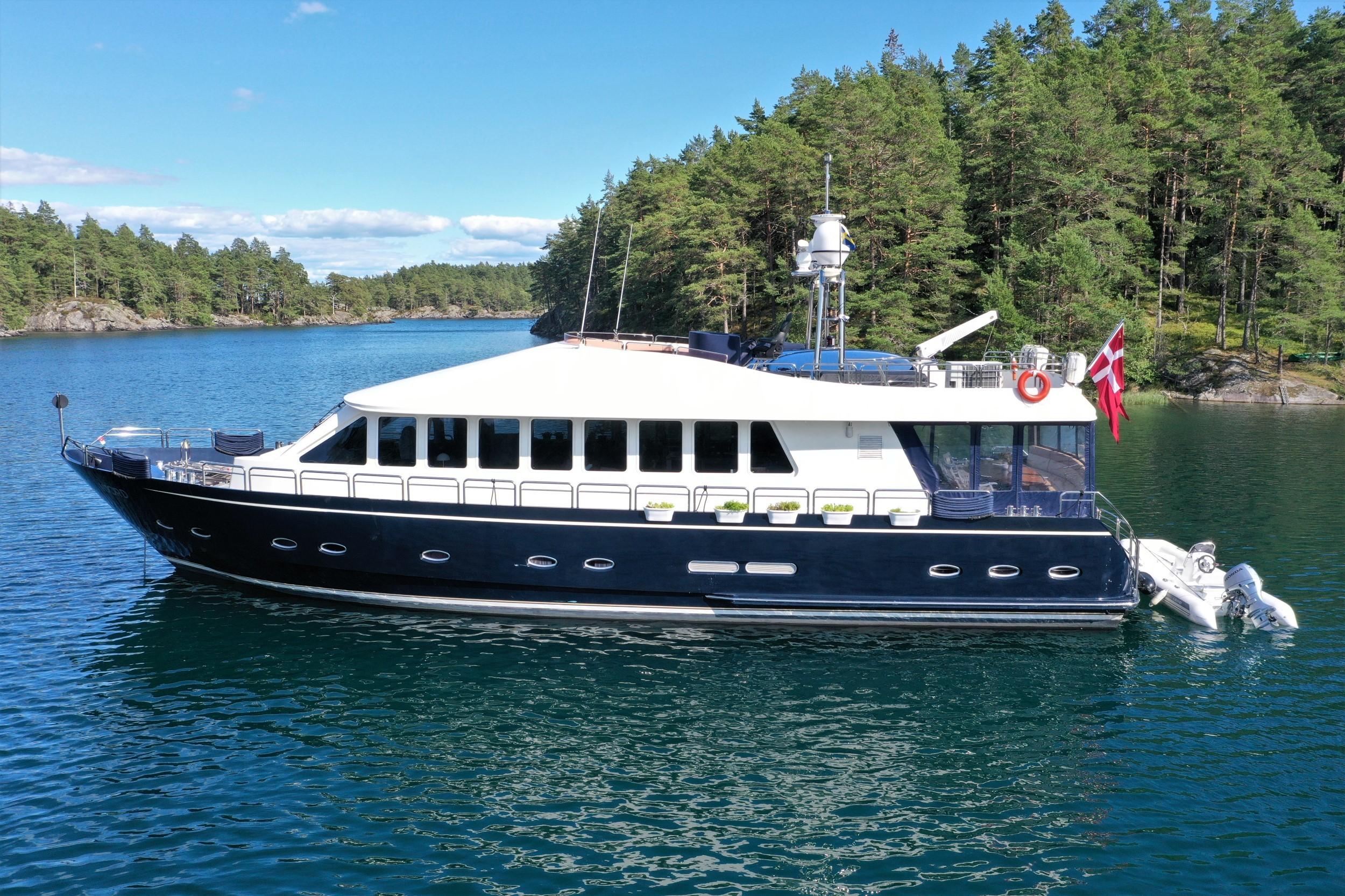 Custom Van Long Range Yacht 221m 2005, Motoryachten Boot24