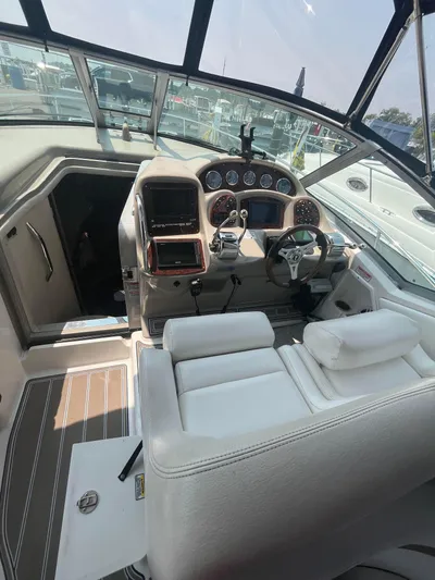  Yacht Photos Pics 2006 Sea Ray 320 Sundancer cockpit with white seating and modern dashboard controls.