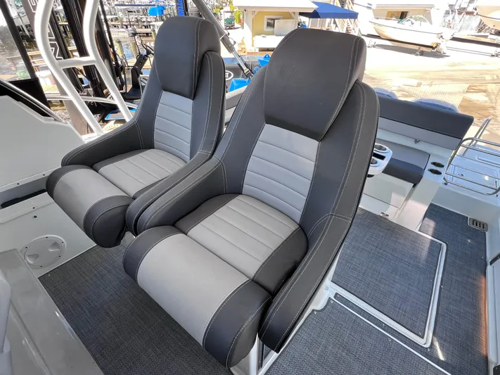  Yacht Photos Pics 2021 Jeanneau Leader 9.0 WA boat seats, featuring modern design and comfortable upholstery.