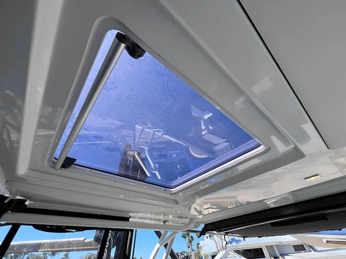  Yacht Photos Pics 2021 Jeanneau Leader 9.0 WA boat skylight with clear blue sky view.