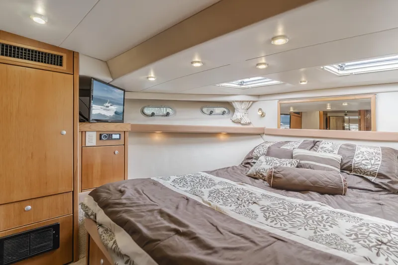 Coffey To Cocktails II Yacht Photos Pics Luxurious bedroom interior of 1998 Bayliner 4788 Pilot House Motoryacht with elegant bedding.