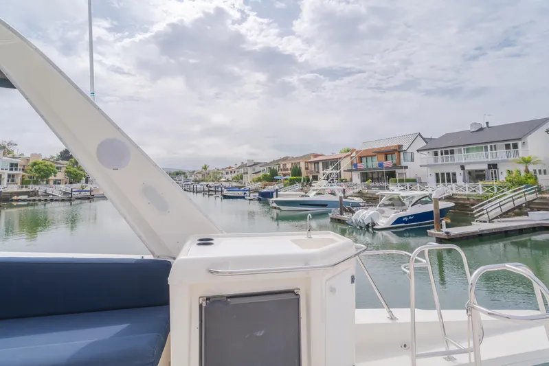 Coffey To Cocktails II Yacht Photos Pics Bayliner 4788 Pilot House Motoryacht docked in a scenic marina, 1998 model.