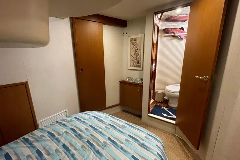 Reel It In Yacht Photos Pics Interior of 2003 Ocean Yachts 40 Super Sport with bedroom and bathroom view.